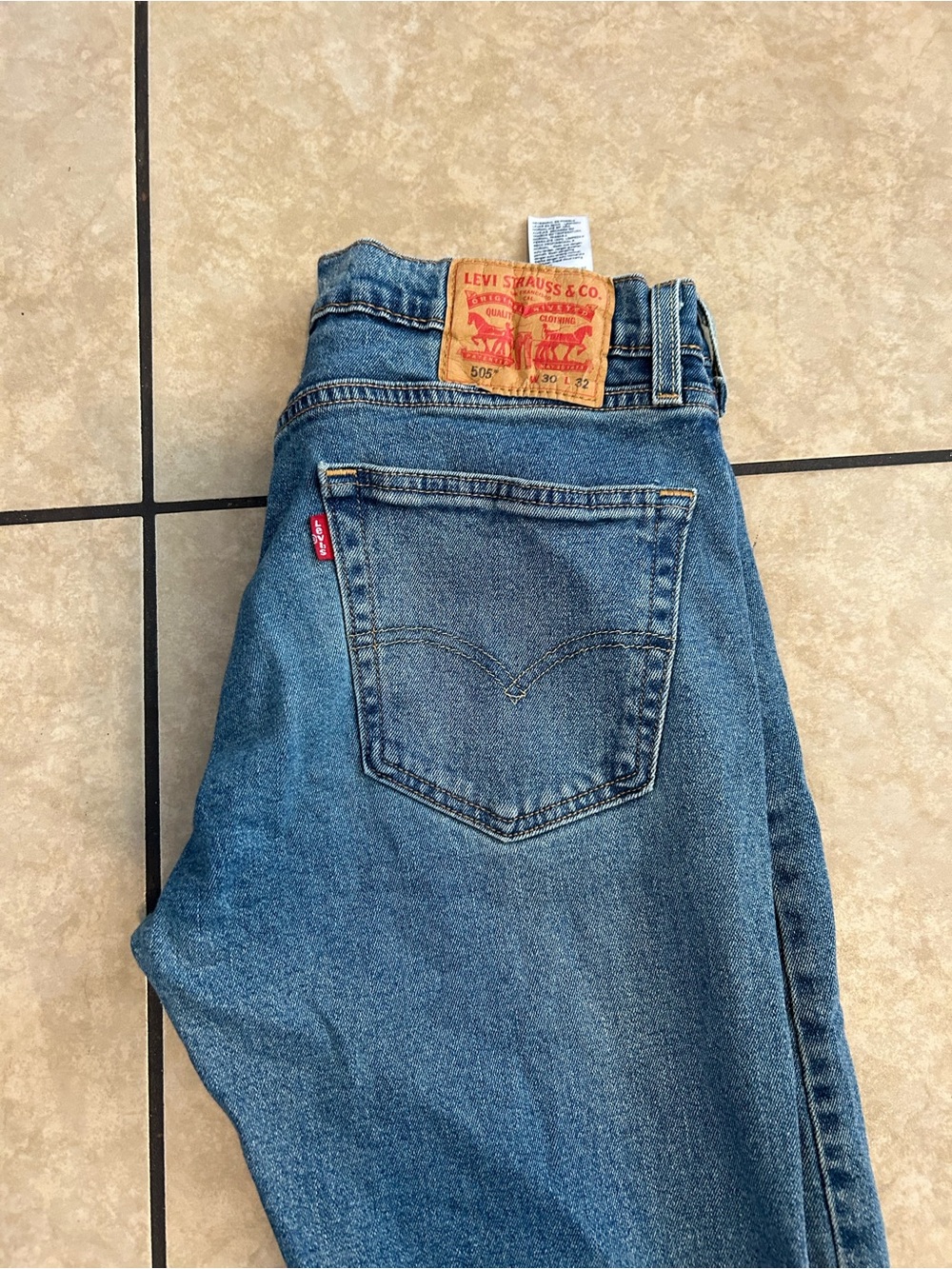 Levi's Men's Medium Blue Relaxed Fit Jeans (B1)